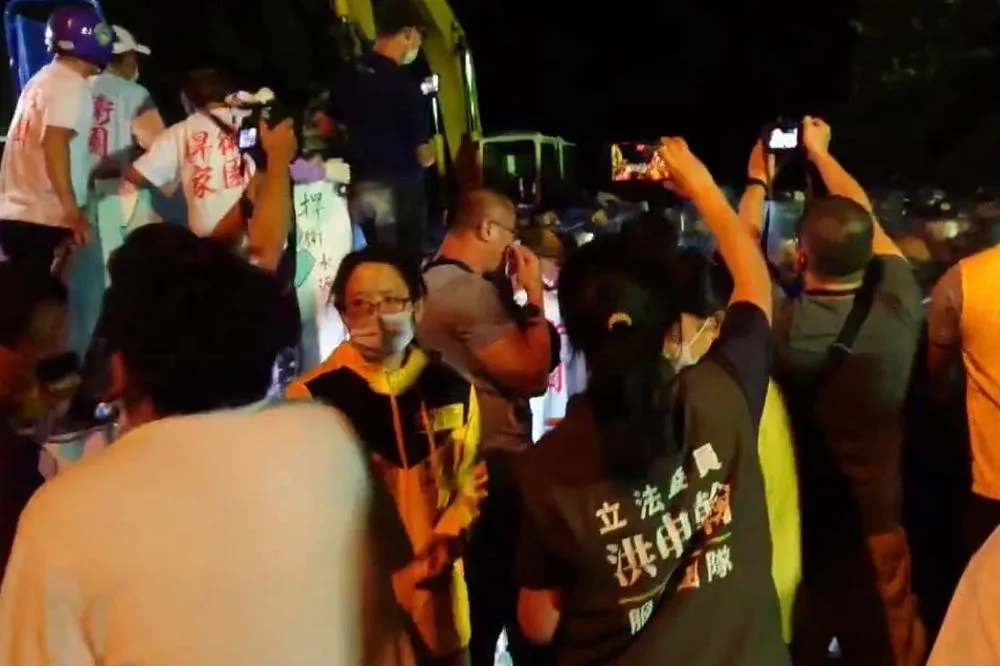 扯！苗栗坤輿400黑衣人凌晨襲擊民眾　警方現場僅逮「2名現行犯」
