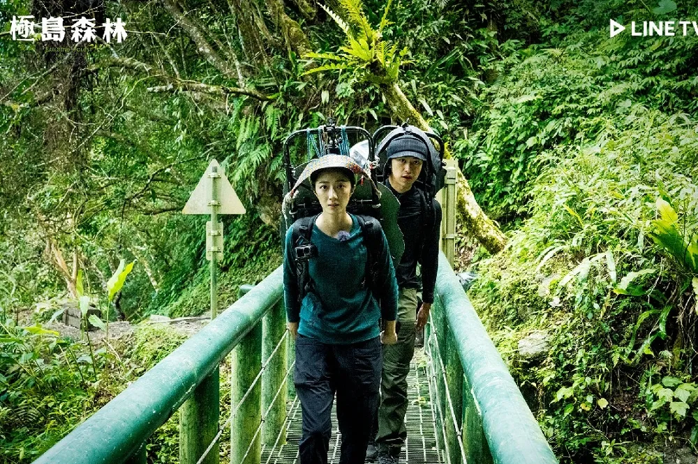【今晚播出】桂綸鎂、陳柏霖《極島森林》修復布農族山屋　她扛20公斤石板走8小時山路笑稱身手矯健