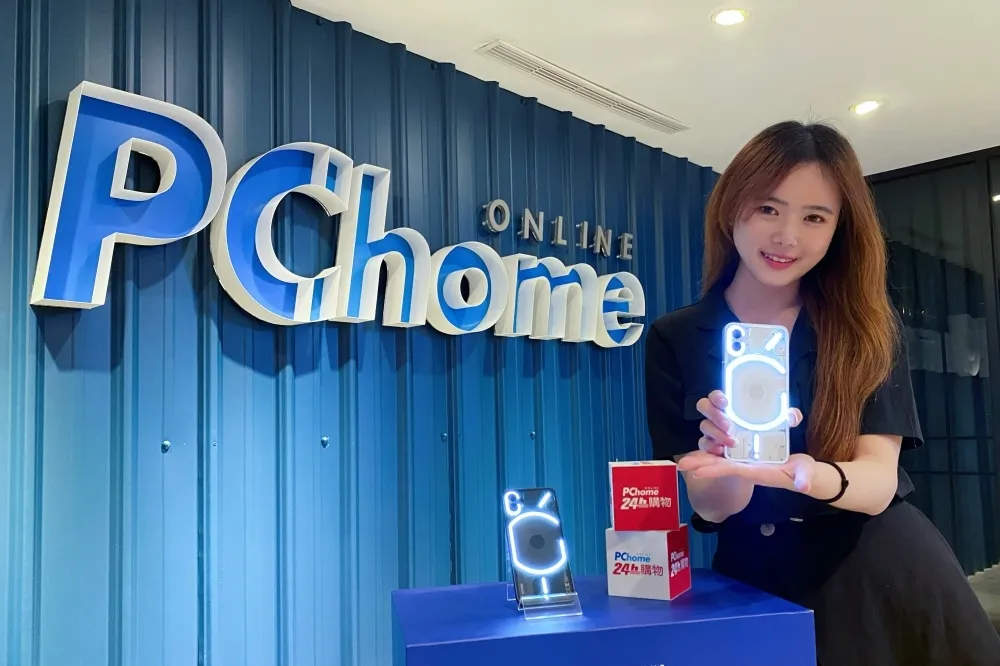 電商全台首賣！話題新機 Nothing Phone(1) 於 PChome 24h購物現貨開賣