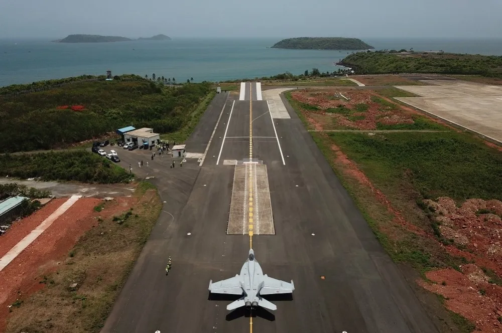 F/A-18E通過全武裝掛載起降測試　印度航母新艦載機呼之欲出