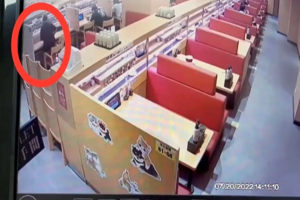 耍白爛吃霸王餐！「東區大媽」這回狂嗑34盤壽司不付錢　法官直接押了