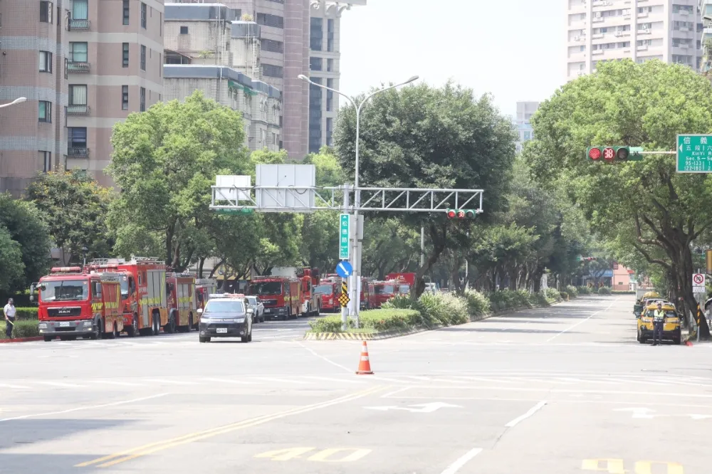 萬安警報響！台北街頭淨空　駕駛下車避難、超商緊閉大門