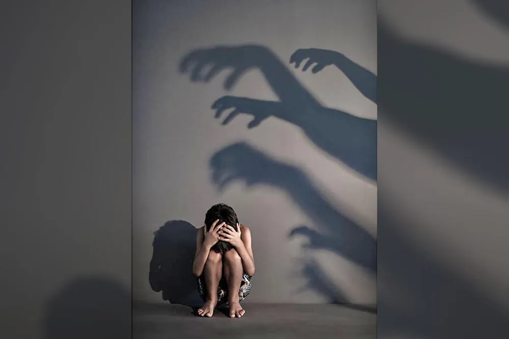 狼師逼5學生簽「色色契約」　違規要被捏下體、打手槍、裸身拍屁屁