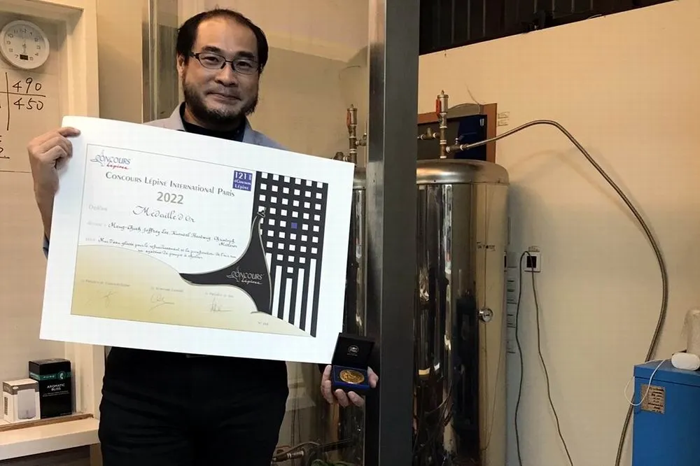 台中科大李孟杰教授團隊以水幕公車站牌獲巴黎發明展金獎
