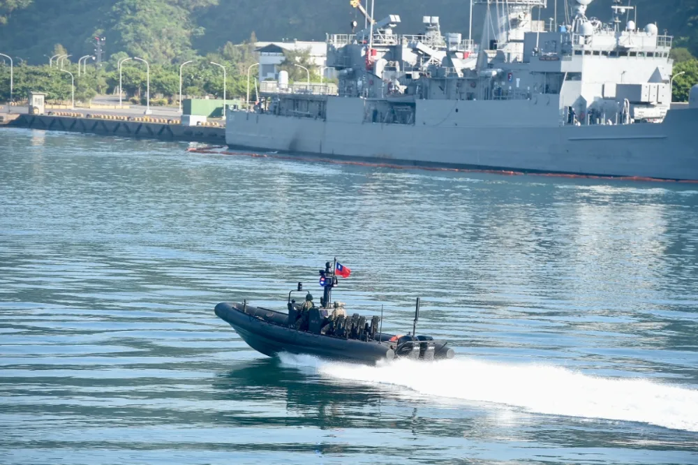 【漢光演習】蘇澳外海艦艇登場　海空聯合操演