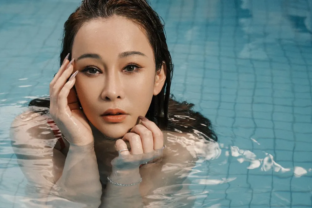 温嵐慶43歲生日迎熱浪解放美胸　比基尼上半身XL尺碼秀實力