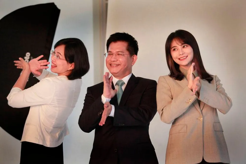 有正妹助陣！林佳龍不怕民調落後　「比賽逆轉勝是最精彩的」