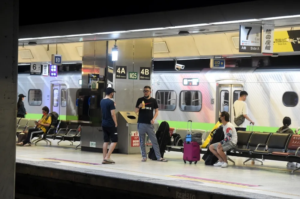 台鐵焊軌車出軌　新左營─高雄列車延誤　估上午搶通