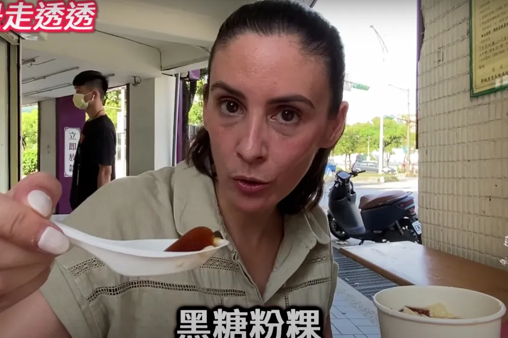 【有片】法國妞大啖台灣傳統豆花、粉粿　「眼冒愛心」想找老闆回法國開店