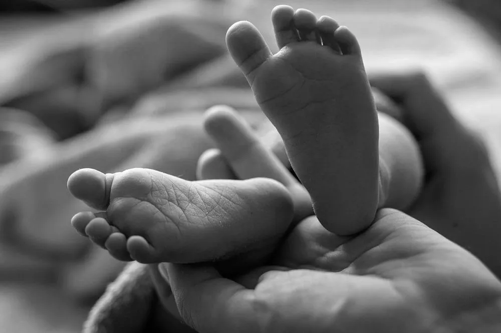 不爽被岳父看衰小　21歲三寶爸冷血搖死44天大男嬰