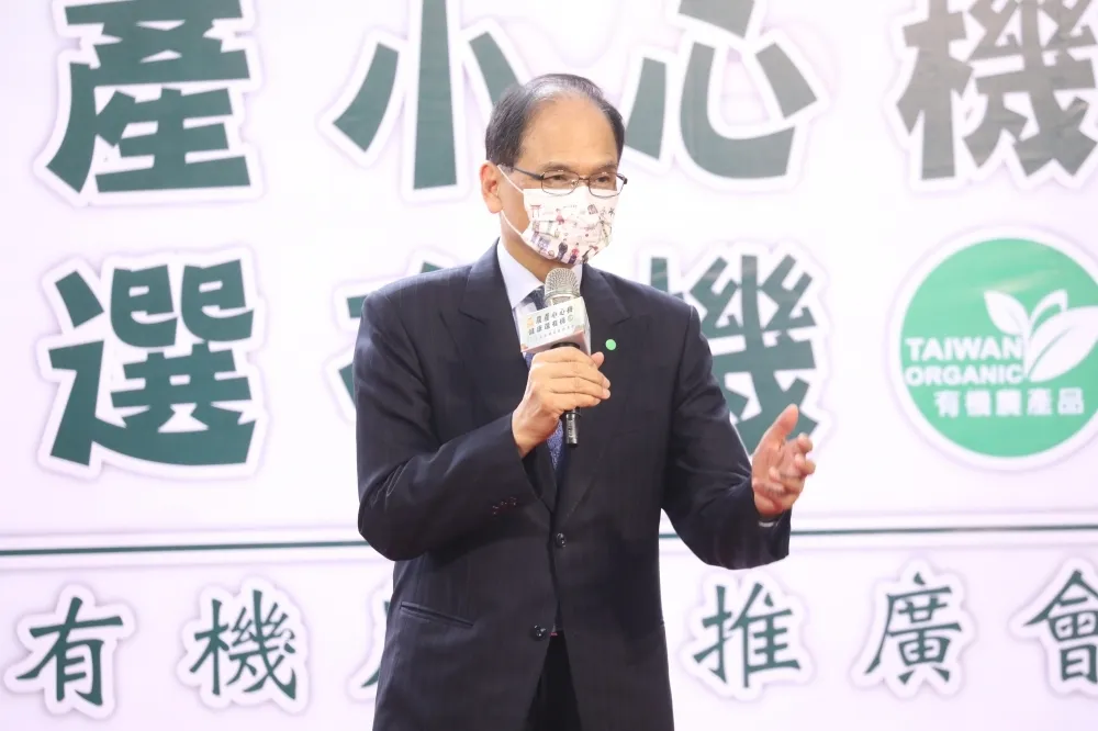 游錫堃歐洲返台PCR陽性緊急隔離　目前喉嚨乾痛、沒有發燒