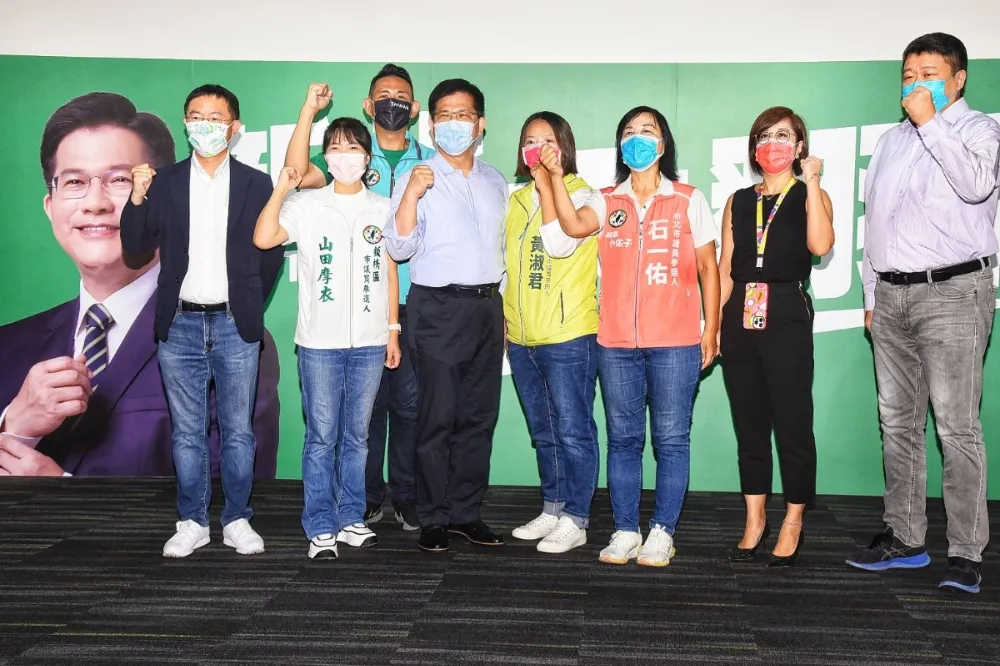 新北要翻新！林佳龍300坪競選總部啟用　偕37名議員小雞開戰