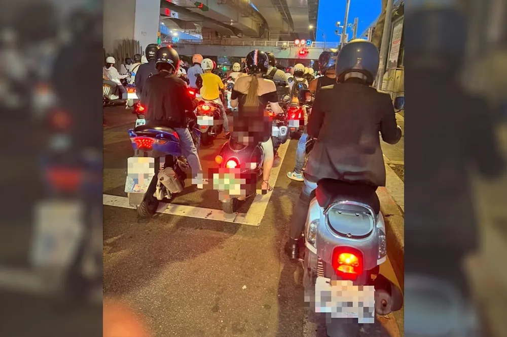 前方高能！辣妹「穿這樣」騎車　網友：這才是我要的路觀