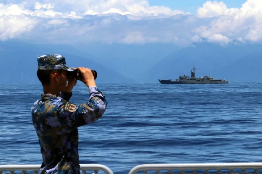 中國解放軍艦疑逼近花蓮海岸線照片瘋傳　賞鯨業者一看：是P圖啦！