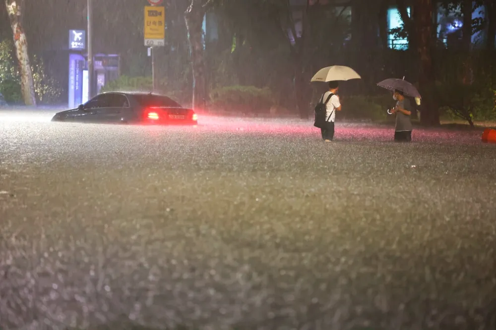 首爾暴雨釀7死6失蹤　江南區街道淌成河道、車輛滅頂