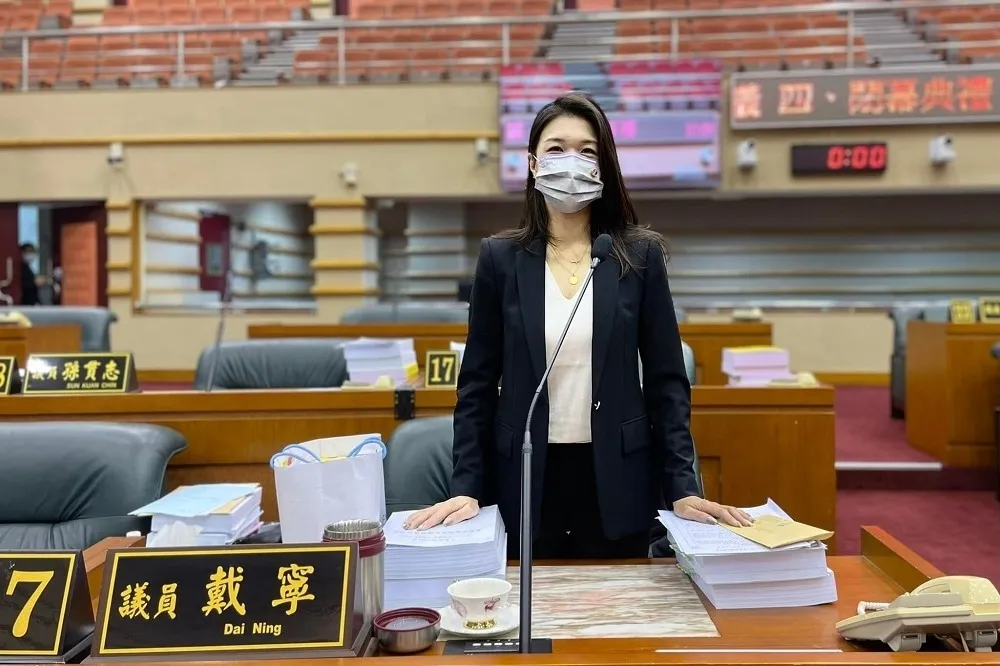 法院審理戴寧詐領助理費案　前夫坦承提供人頭帳戶