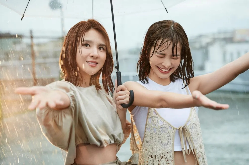 郭靜〈一起痛過的幸福〉MV閨蜜助陣演出　兩人遇大雷雨淪落湯雞苦喊：內褲都濕了