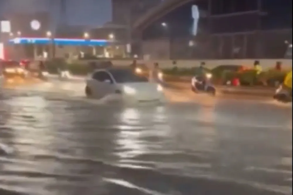 「大雷雨」夜襲南台灣　台南永康交流道下成水樂園