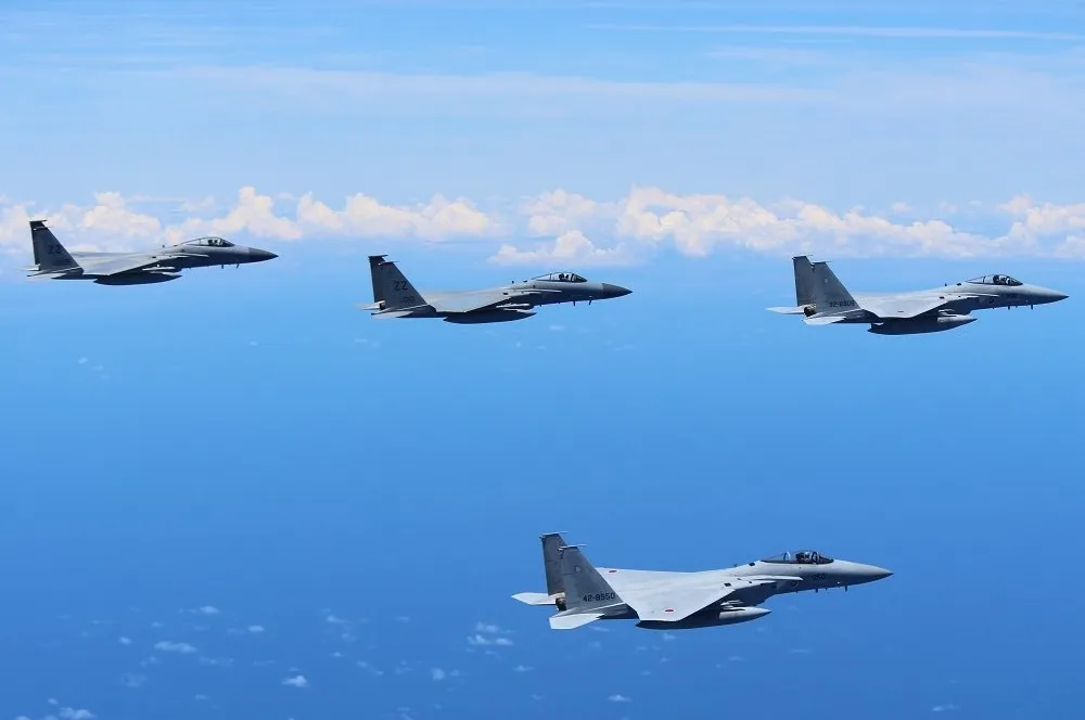 打臉中國「封控」軍演　美日沖繩F-15戰機聯演秀肌肉