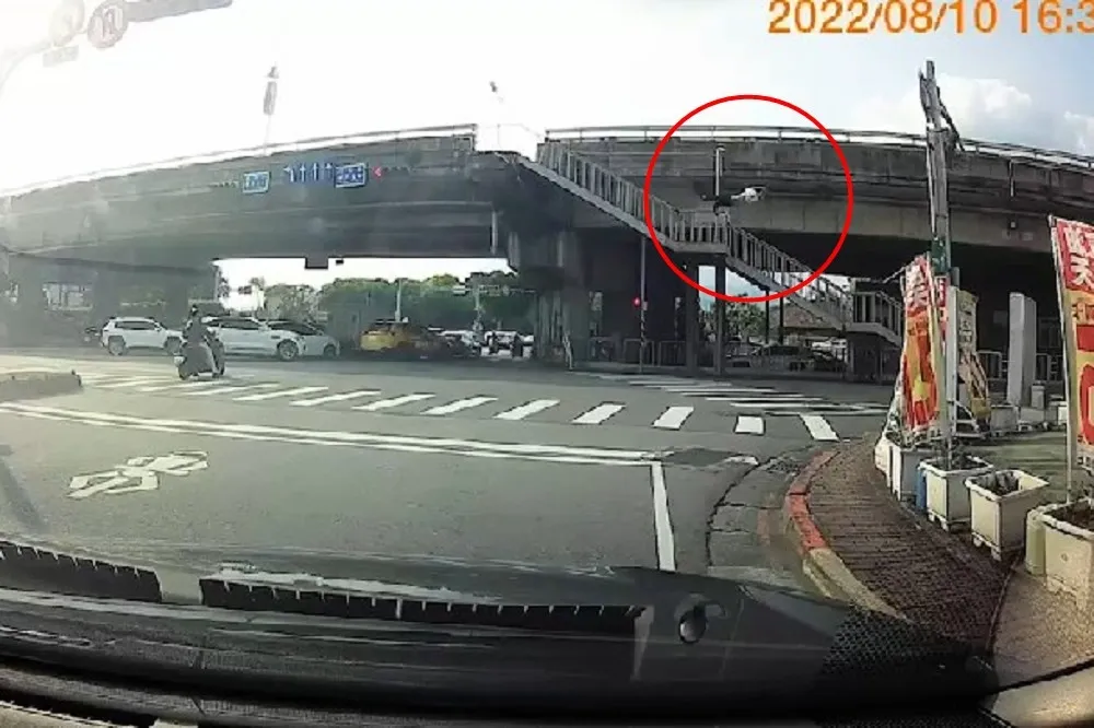 民權大橋男騎士疑失控摔車被甩飛　翻滾720°重摔橋下死因曝