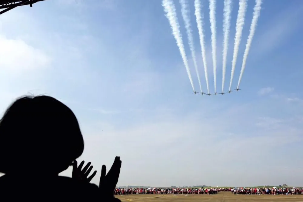蔡英文空軍節向國軍致敬　「轟隆隆引擎聲就是守護民主自由的聲音」