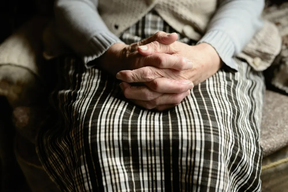 悚！國中少女曝「奶奶被放在冰箱5年」　失業兒涉嫌詐領老人年金達63萬