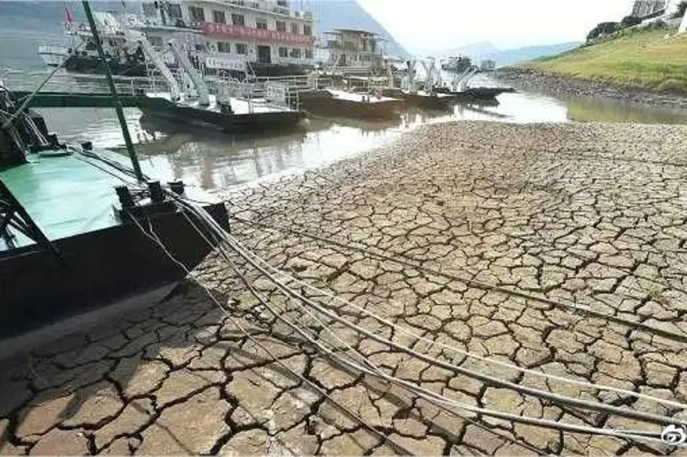 中國熱浪破60年紀錄　重慶嘉陵江乾涸見底警報升級