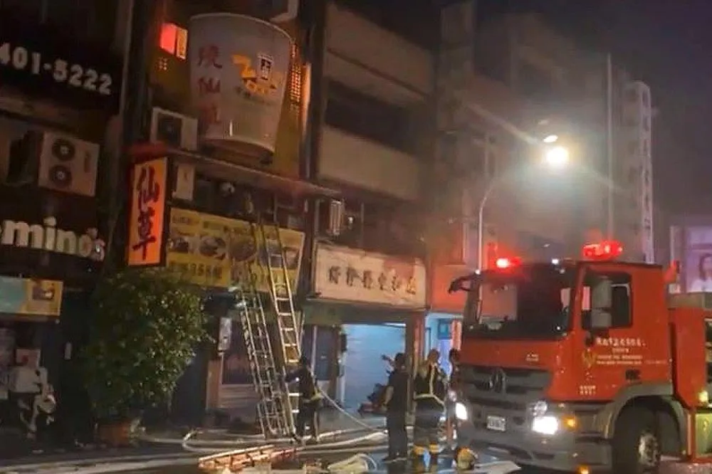桃園老字號「上輝仙草」凌晨大火　3人受困釀1死2傷