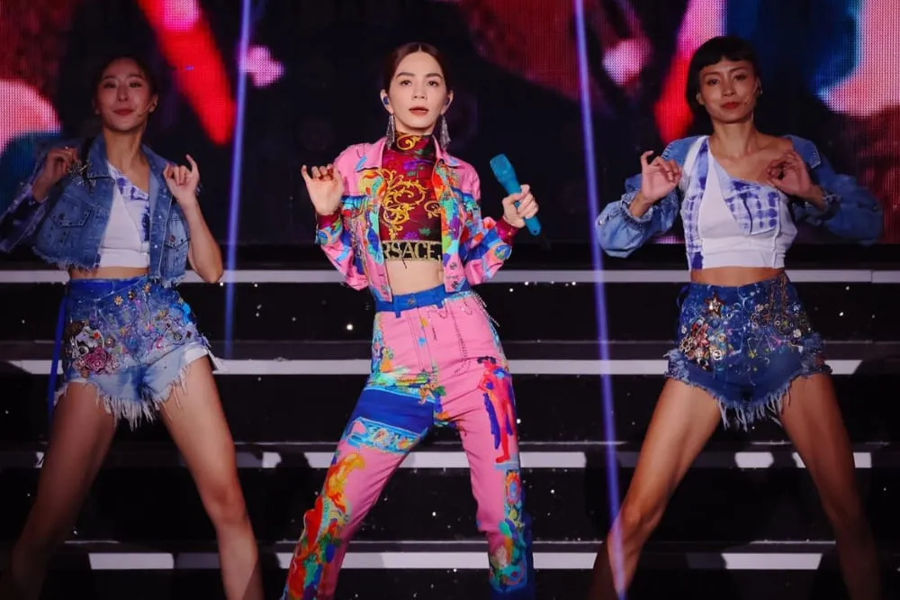 Ella「艾拉秀」辣曬美胸嫩背笑喊寶刀未老　Selina、Hebe現身力挺閨蜜情甜暈全場