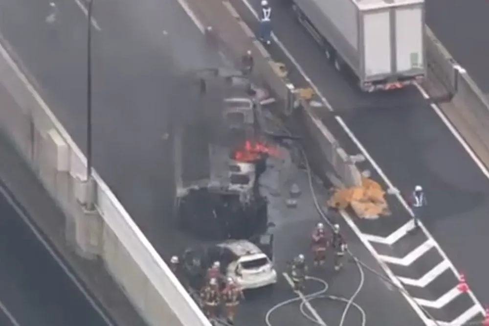 日本名古屋巴士離奇翻覆火燒車　造成2死7傷
