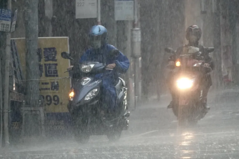 高屏防大雷雨狂炸　「馬鞍」颱風逼近恐強陣風吹襲