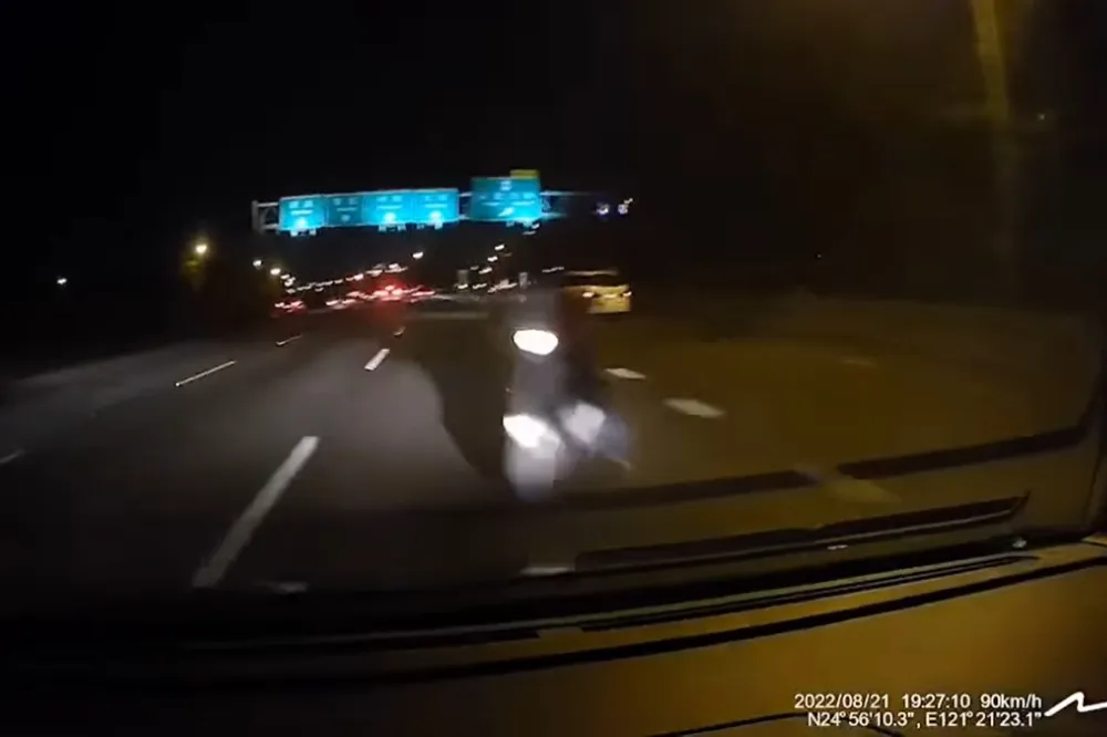 國道逆襲！阿伯騎重機逆上國道遭輾斃　5轎車閃避不及連環撞