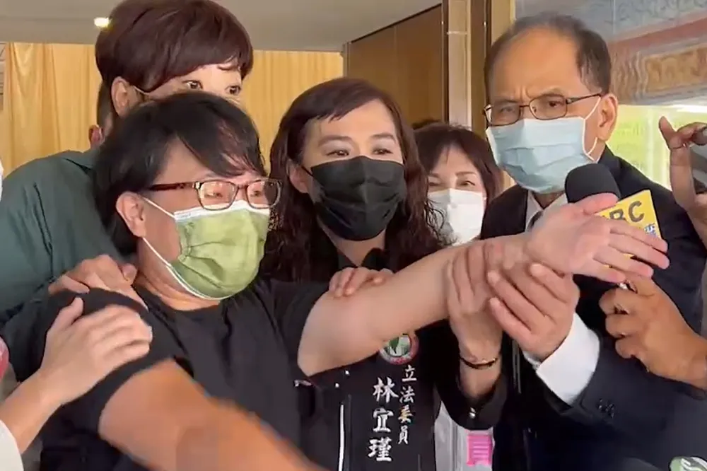 殉職警凃明誠二姊激動自殘！怒批典獄長「欺上瞞下」　轟廢死聯盟：滾去18層地獄