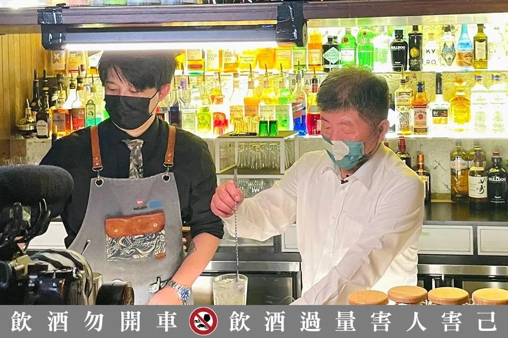 左右為男！陳時中夜衝同志酒吧　學調酒、擁吻緊抱「甲你攬牢牢」