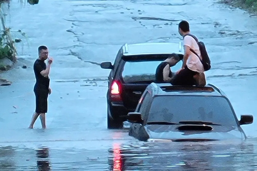 淹慘了！8縣市「豪大雨特報」　雙北多處淹水、應變中心緊急開設
