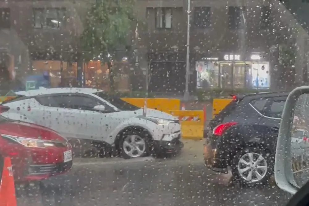 暴雨狂襲！台北信義區騎樓、人行道淹水　民眾雙腳泡在泥水裡