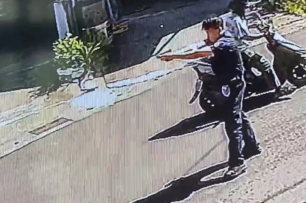 這次開槍了！男子持雙刀闖派出所襲警畫面曝　台南警轟他13槍中7槍送醫
