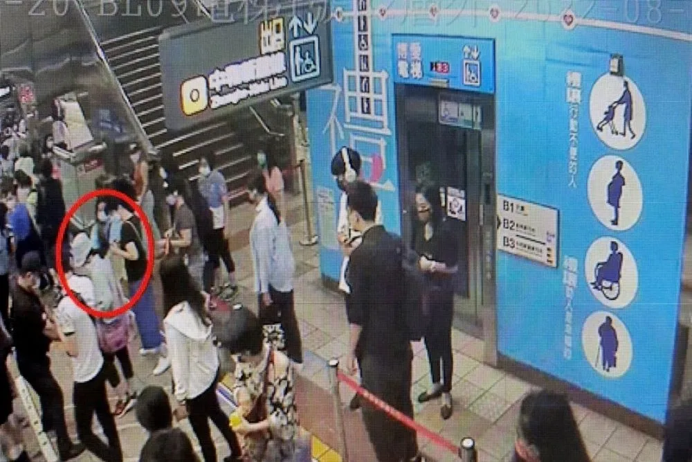 北捷驚傳鼠咬人！松鼠上演大脫逃　尖叫聲中女乘客腳被咬傷