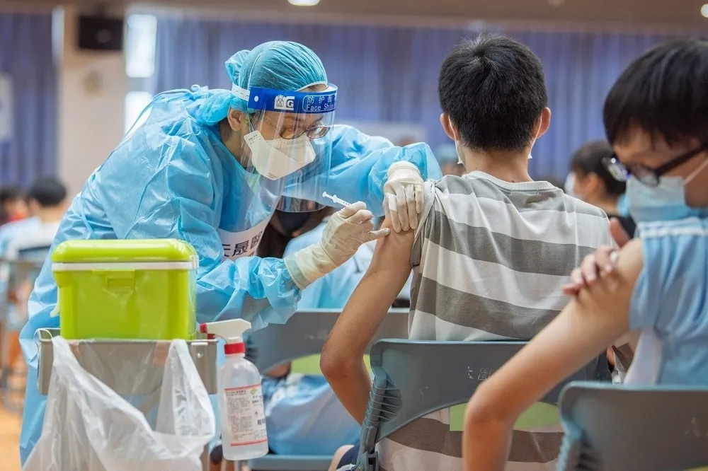 60萬劑BNT成人疫苗抵台　優先給12-17歲青少年接種第3劑