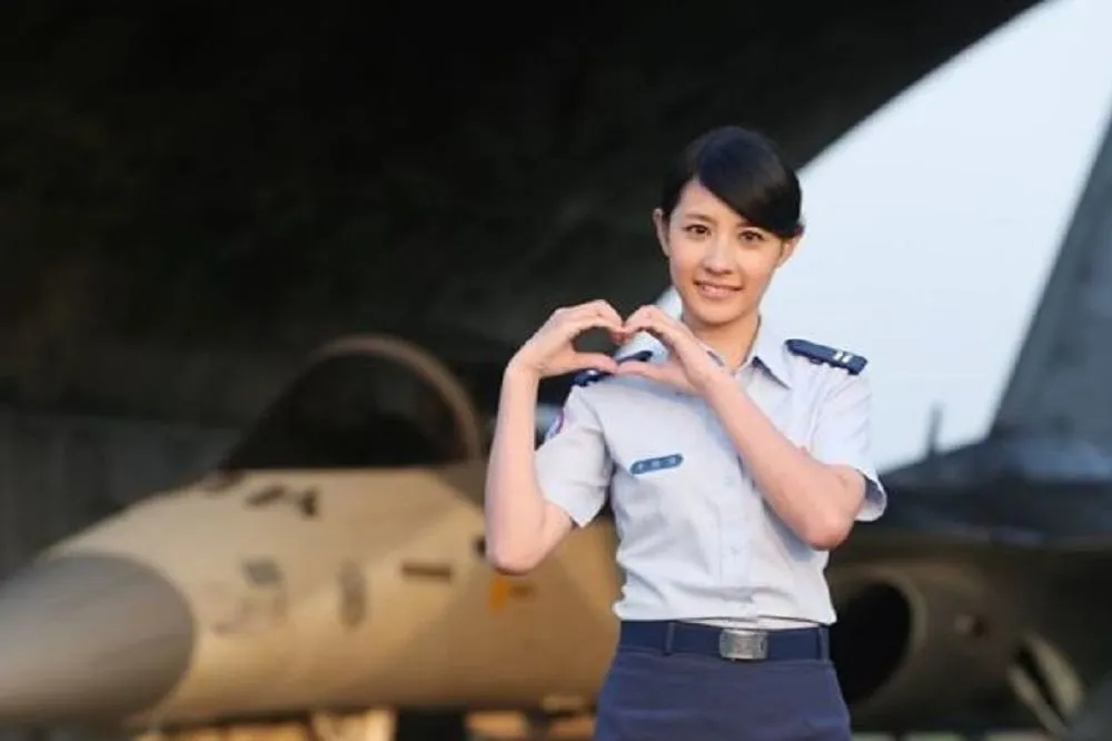 被譽為台版《太陽的後裔》　甜美空軍女主播方棱溶不敵病魔、享年31歲