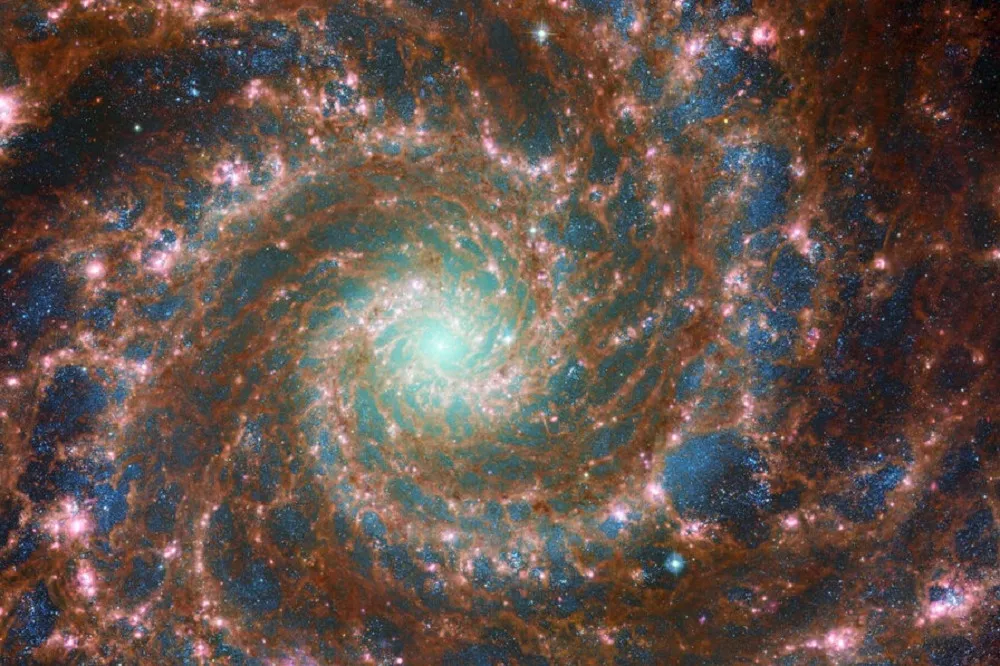 3200萬光年外的「幻影」星系　NASA公布絢麗螺旋臂影像