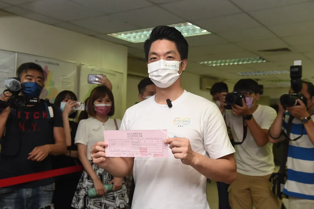 蔣萬安今登記參選　「陳情男」現身喊：願不願意守護台北市民？