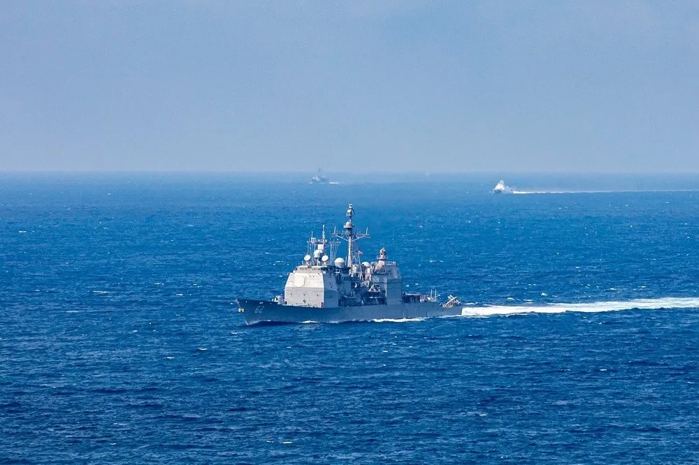 罕見美中台3國軍艦同框　美軍公布巡洋艦穿越台海照片　