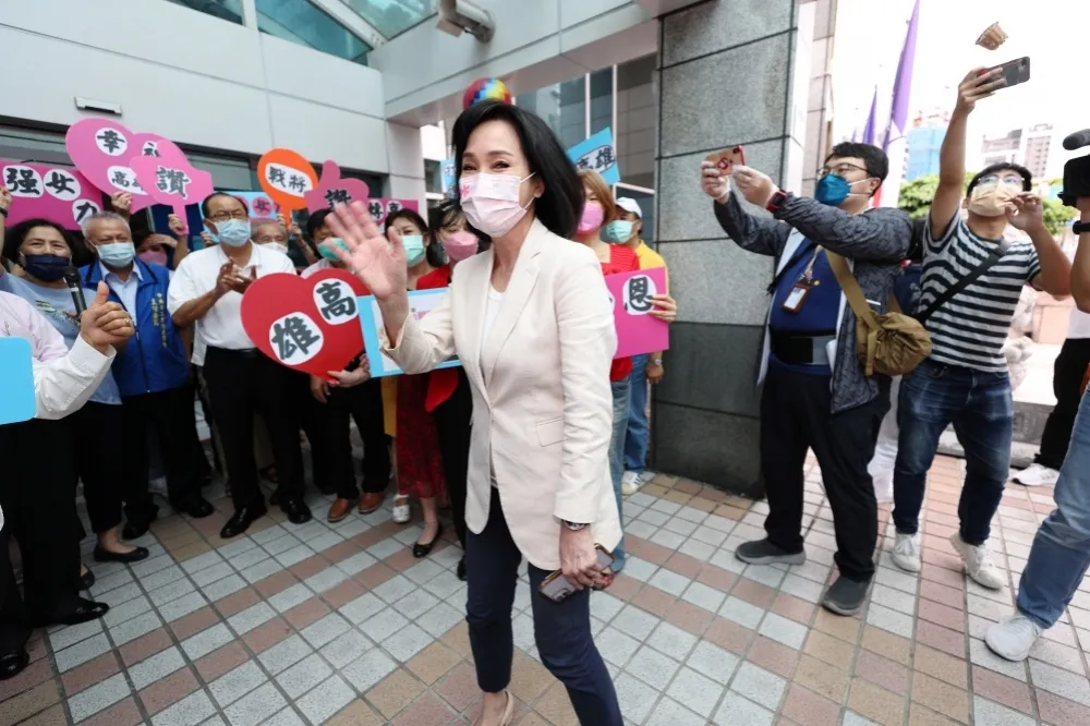 柯志恩大陣仗登記參選　送「邁鄉」綠茶祝陳其邁畢業快樂