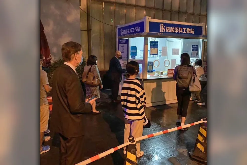美國駐中大使排隊做PCR照瘋傳　中國網友：我們的領導都在哪裡做檢測？