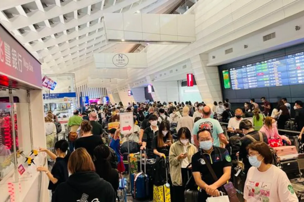 桃機塞爆！旅客怨防疫計程車至少2.5小時、半夜只能睡機場　王必勝這麼說