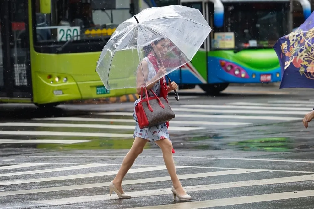 暴風雨前的寧靜？「軒嵐諾」就在旁邊　網友嘆：超無感、還出太陽