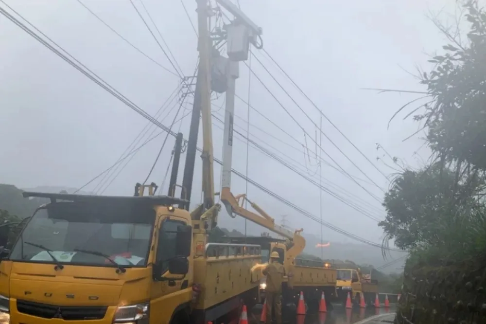 強颱「軒嵐諾」吹翻東北角　基隆及新北近3千戶停電