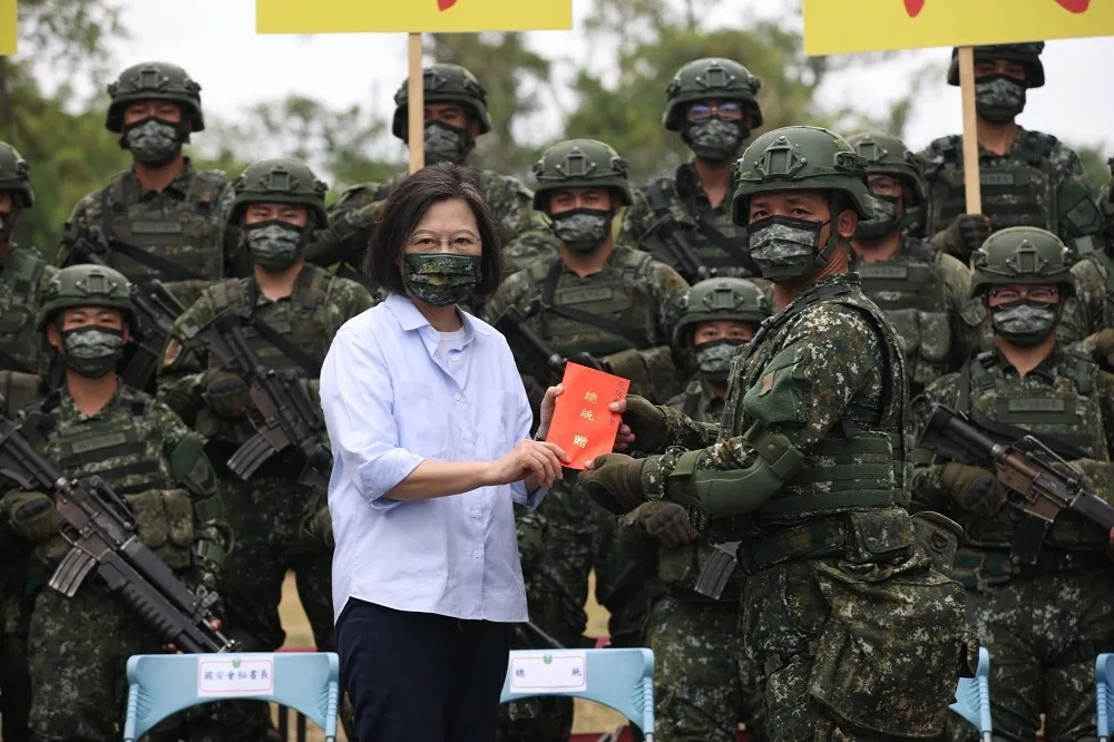 蔡英文花蓮慰問國軍　透露中國軍演期間女飛官升空值勤「讓人無比驕傲」