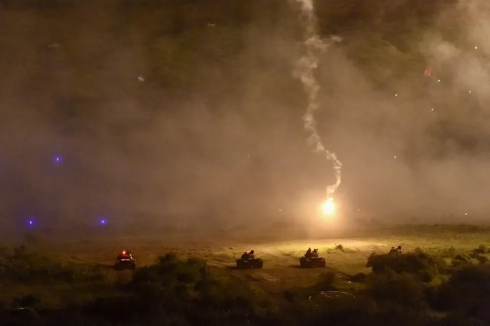 【夜間實彈片】黑鷹直升機、阿帕契夜襲出動　砲火、槍擊震響恆春三軍聯訓基地